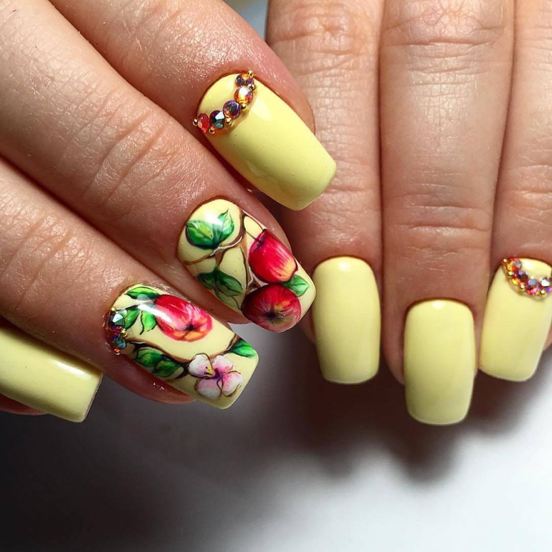 Модный маникюр с фруктами на ногтях – яркий, двухцветный, френч, объемный дизайн, с ягодами, каплями