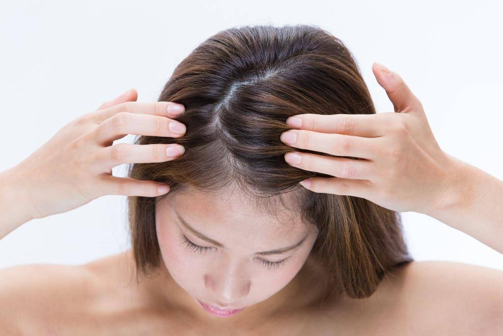 Псориаз волосистой части головы: лечение медикаментами и нардными средствами