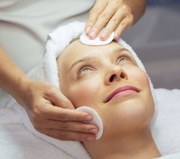 Чем полезна чистка лица у косметолога: опасности процедуры