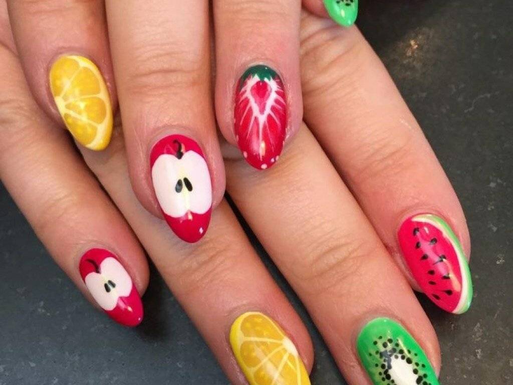 Маникюр со «съедобной» тематикой от фруктов до ягод (40 фото): пошаговый дизайн ногтей с лаком ягодного цвета и изображениями еды