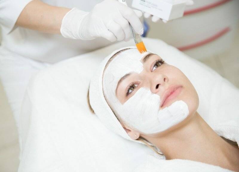 Особенности проведения и преимущества чистки лица у косметолога