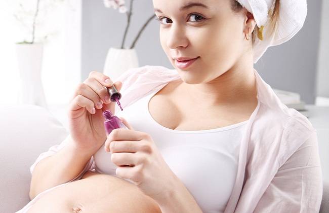 Можно ли беременным делать маникюр: вредно или нет наносить на ногти гель и красить их обычным лаком, меры предосторожности во время беременности