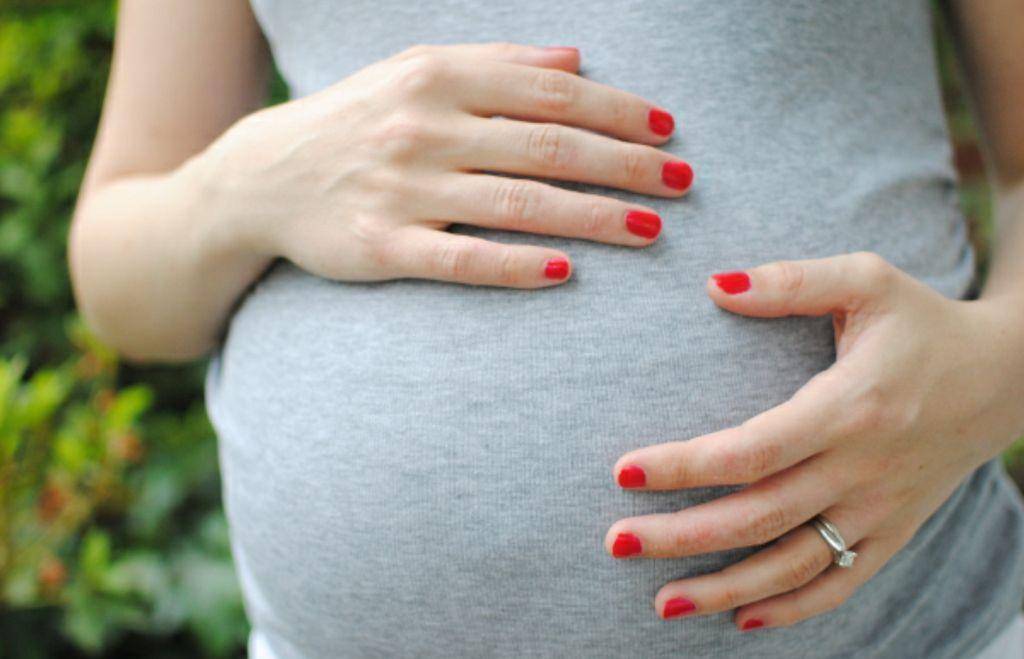 Можно ли беременным красить ногти гель-лаком и сушить их под лампой: особенности нанесения покрытия на ранних и поздних сроках