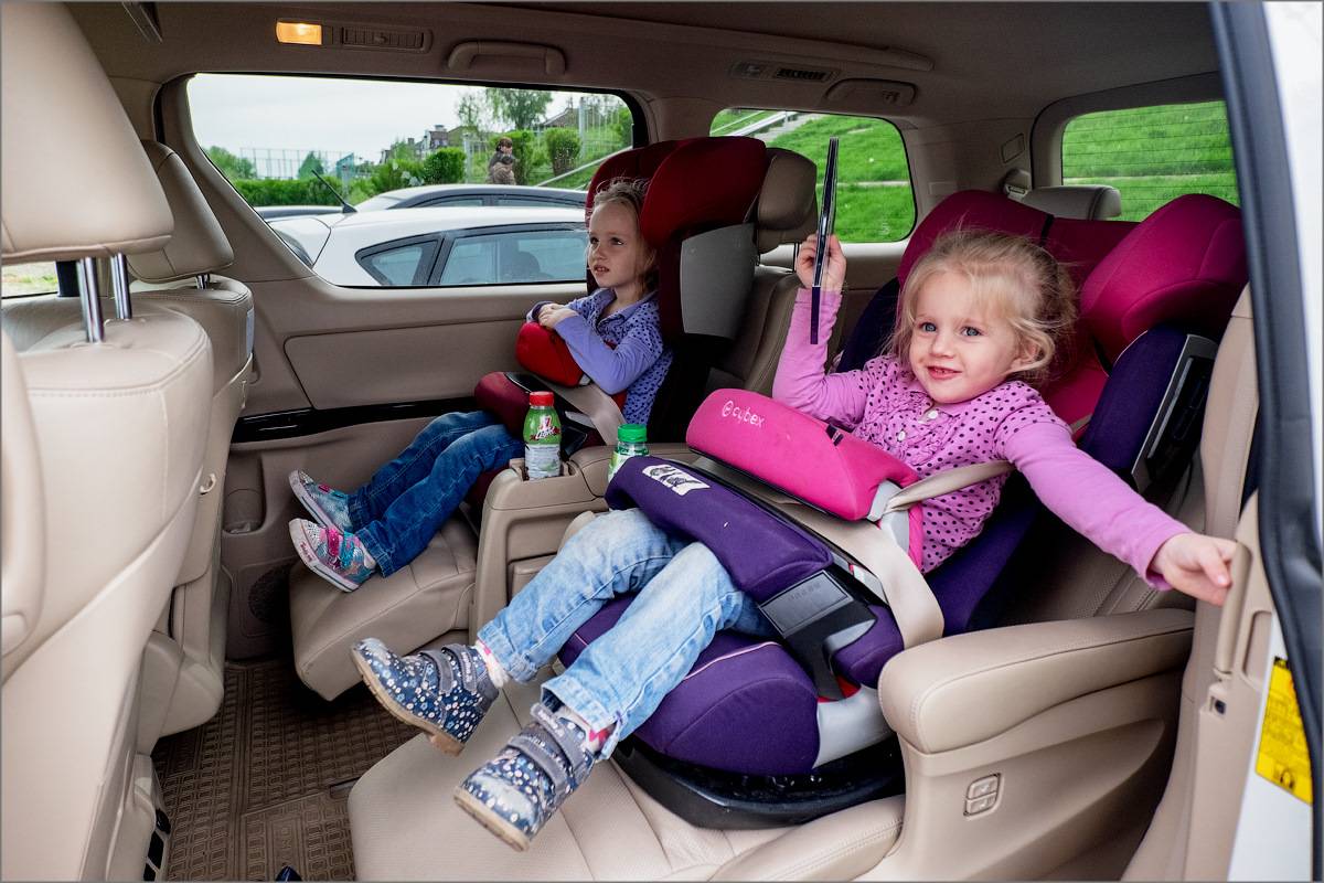 До скольки лет нужно ребенку детское кресло. Детское кресло в машину. Кресло для детей в машину. Маленький ребенок в детском кресле. Сидушка для автомобиля для маленьких детей.