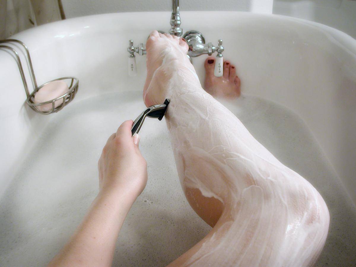 Теток бреют. Бритье ног. Бритва для ног. Бритье ног в ванной. Девушка бреет ноги.