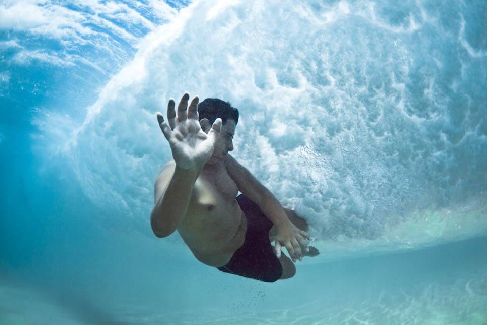 Красивый парень в воде. Вода и человек. Человек под водой. Под водой. Фотосессия под водой.