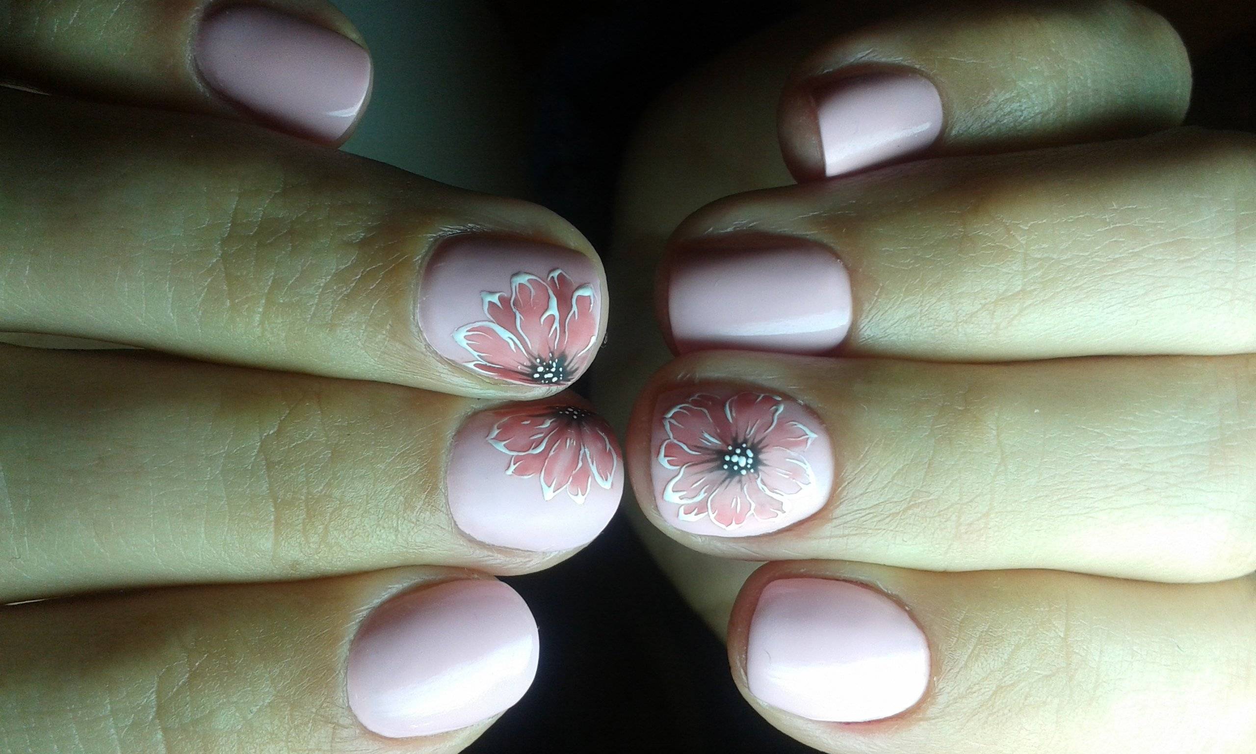 Цветочный маникюр на коротких ногтях