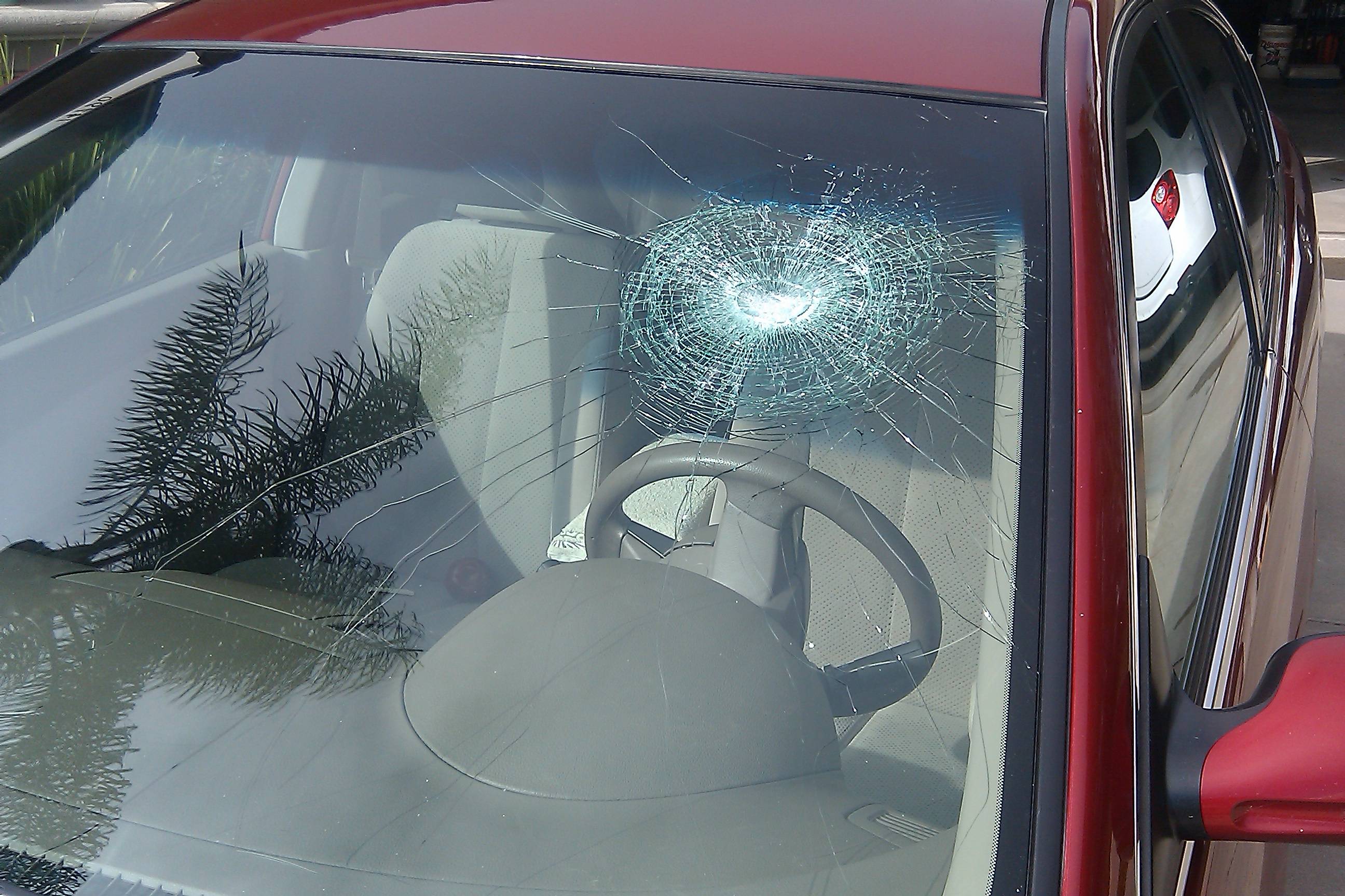 Авто трещины на лобовом стекле. Лобовое стекло. Разбитое лобового стекла. Лобовое стекло машины. Ветровые стекла автомобиля.